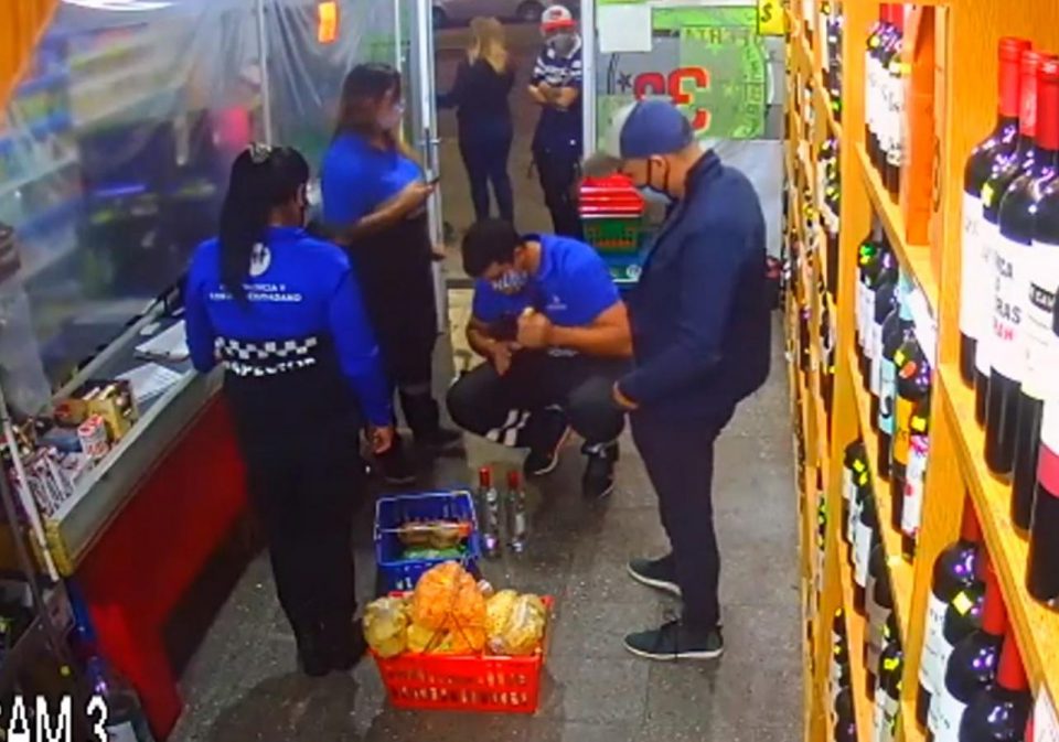 Tres inspectores municipales robaron vinos mientras controlaban un supermercado