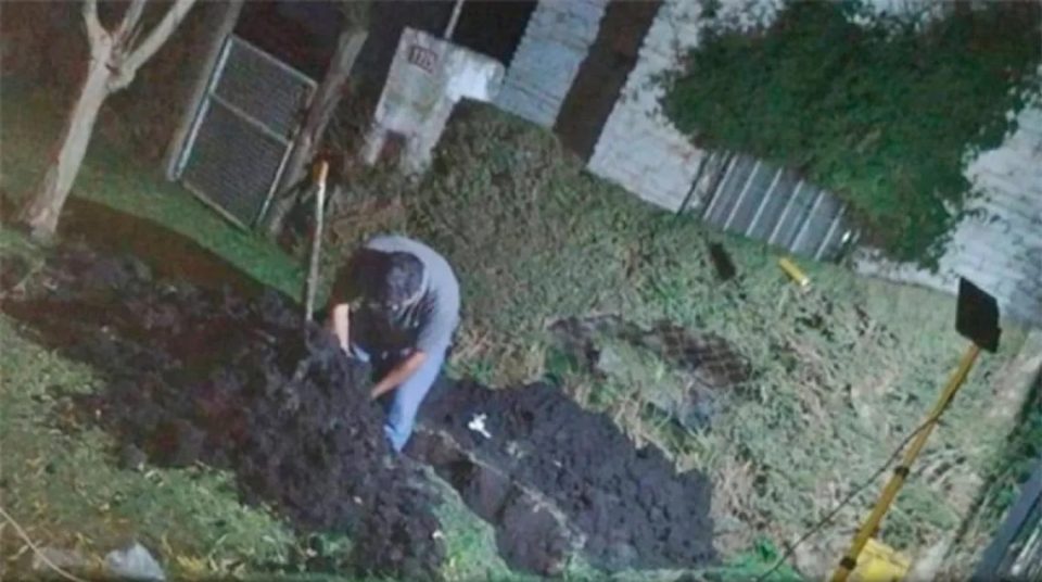 Intentó hacer una cloaca ilegal y dejó a toda una provincia sin Internet