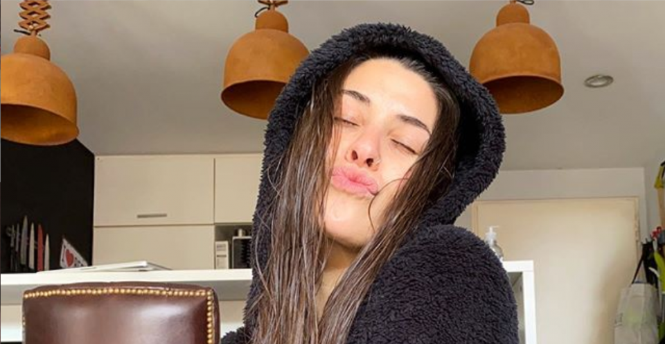 Ivana Nadal le hace frente a la lluvia bien abrigada (pero en topless)