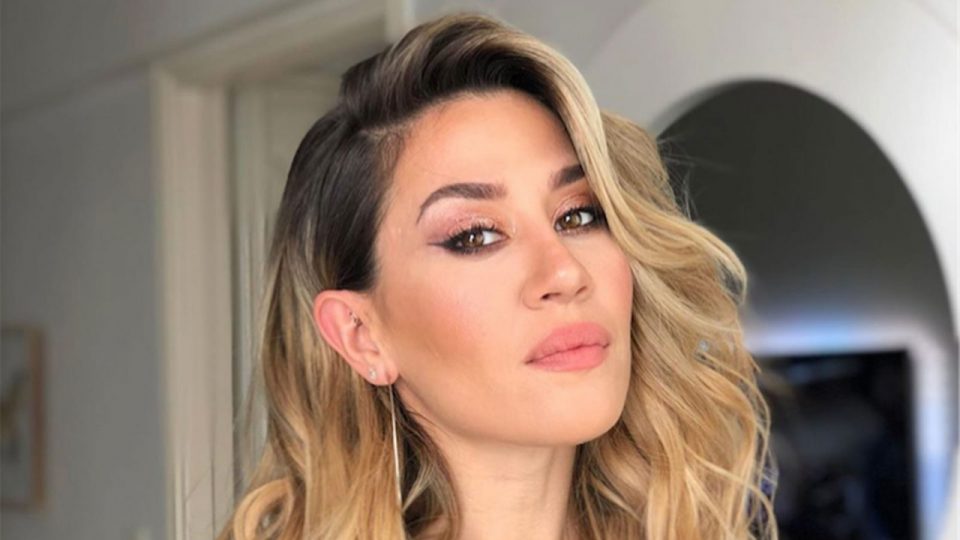 Jimena Barón le hizo frente al frío con un traje de baño nude