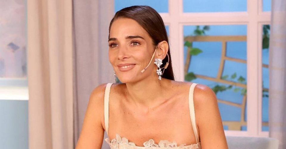 Juana Viale se la jugó por un look total white y conquistó: “Hoy de sombrerito”