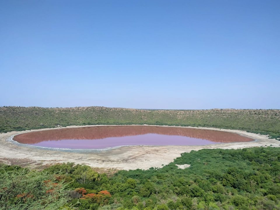 Un lago cambió de color “mágicamente” y los expertos están completamente asombrados