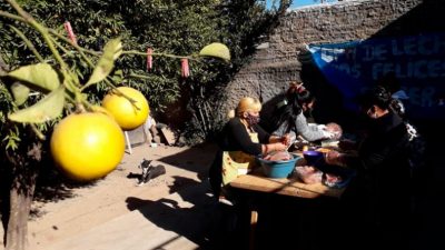 Cambian limones por comida para alimentar a más de 200 personas en un merendero