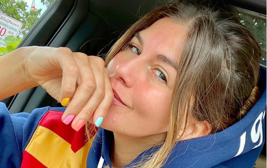 Loly Antoniale posó muy sexy en la cocina (con las manos en la masa): “Hablemos de disfrute”