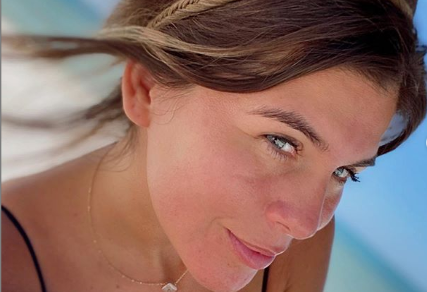 Arrodillada en la orilla, Loly Antoniale le dio la bienvenida al verano con una (radiante) bikini
