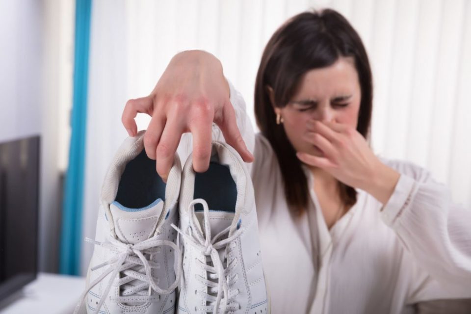 Cómo eliminar el mal olor de los zapatos para siempre (infalibles 100%)