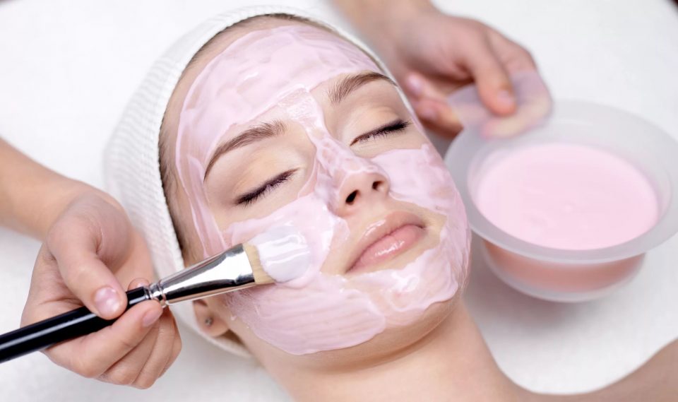 Combatir el acné y rejuvenecer la piel, algunos de los beneficios de la mascarilla de fresa