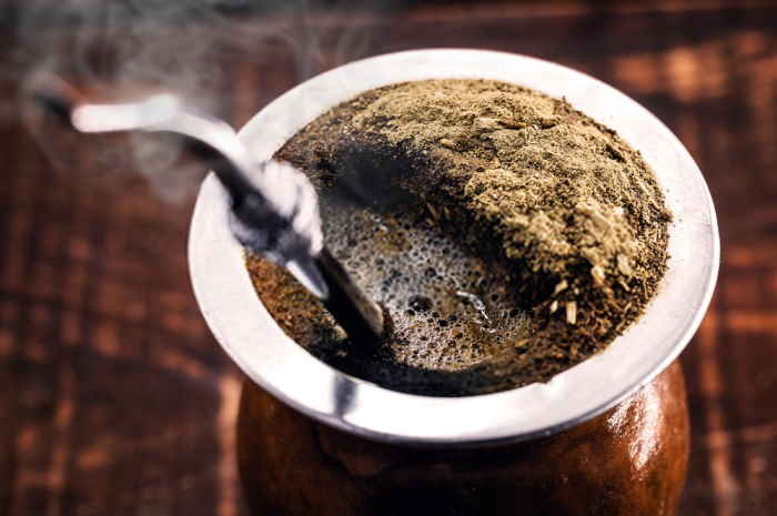 Compartieron el mate y desataron un brote de coronavirus