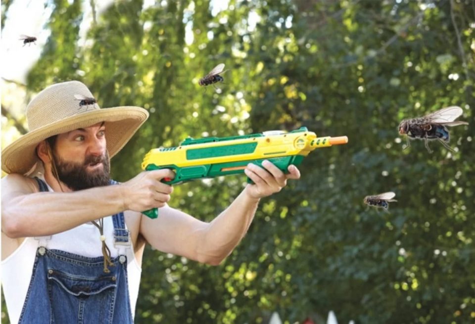 Pistola matamoscas: el increíble objeto que está volviendo millonario a su inventor