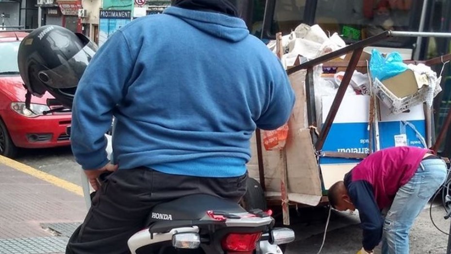 Héroes sin capa: un motoquero le regaló sus zapatillas a un cartonero que iba en ojotas