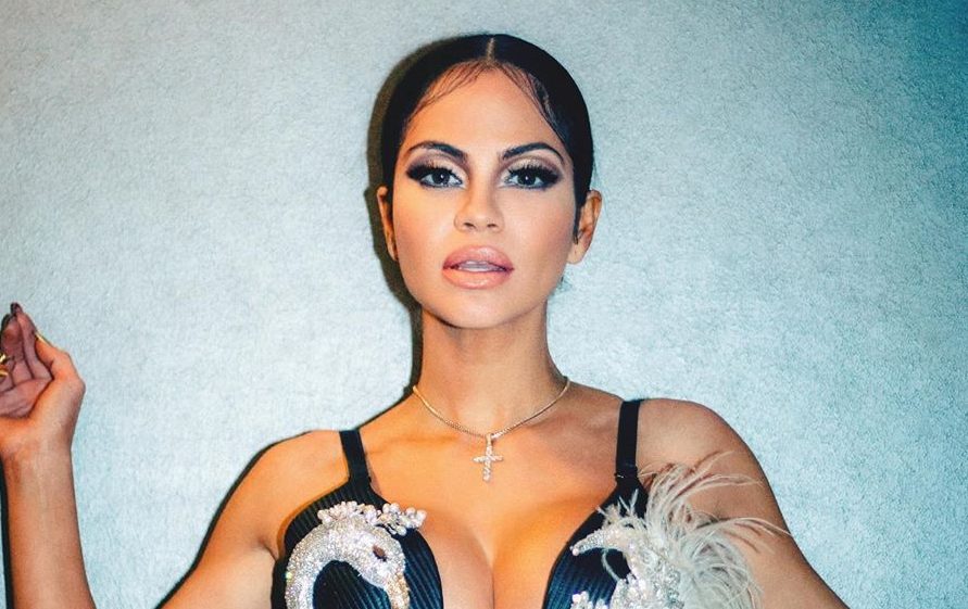 Bandana y bikini a tono: el look de Natti Natasha sobre una reposera