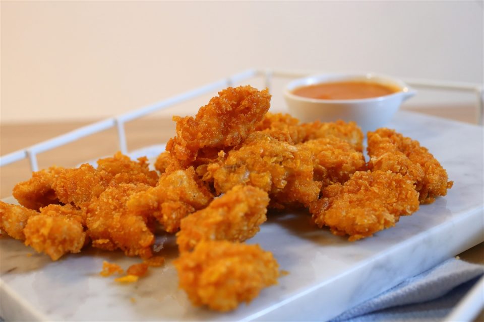 Video: quiso freír nuggets y casi prende fuego la cocina