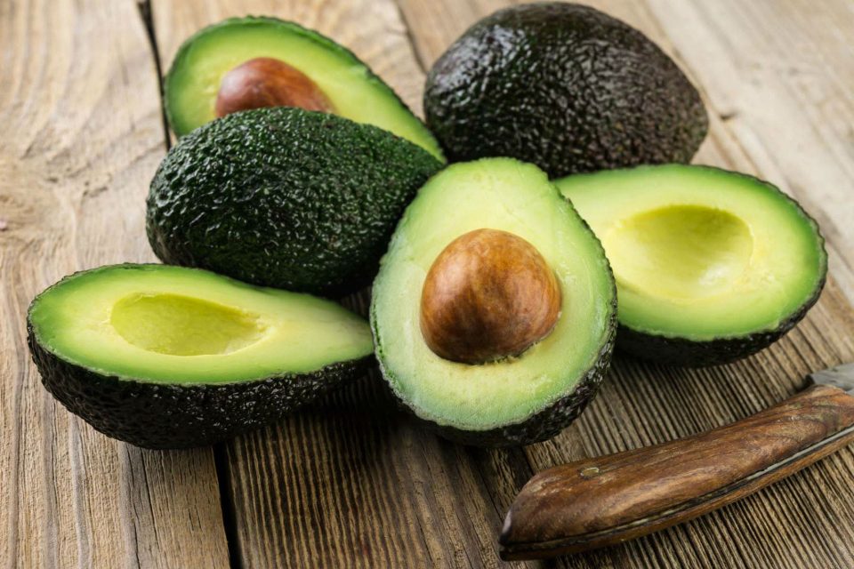 Cómo madurar una palta en pocos minutos con un truco infalible