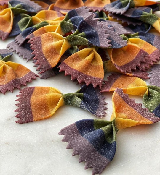 Pastas multicolor: una mujer detonó las redes con su (delicioso) invento