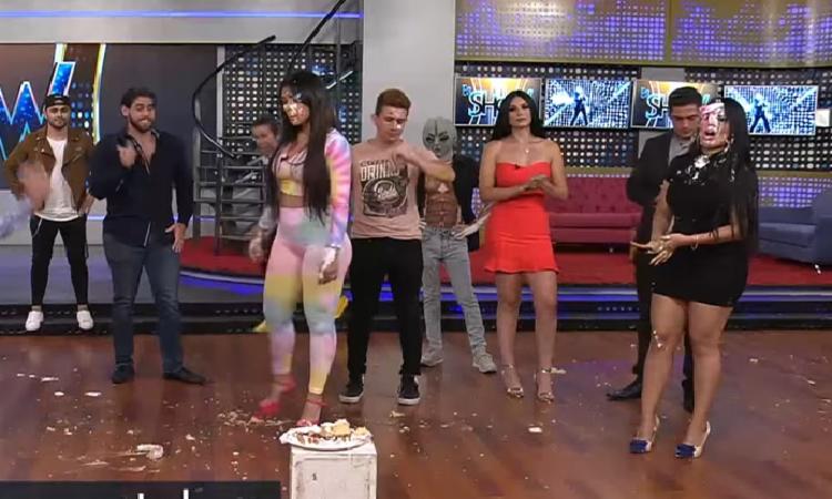 Dos conductoras se pelearon a “pastelazos” en vivo: “Si quiero te vas de este programa”