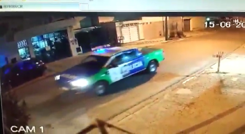 Sancionaron a los policías que jugaban a reventar un globo con el patrullero