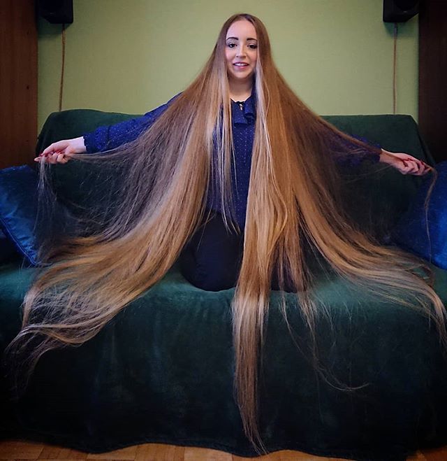 La increíble historia de una mujer que nunca se cortó el cabello y mide más que su altura