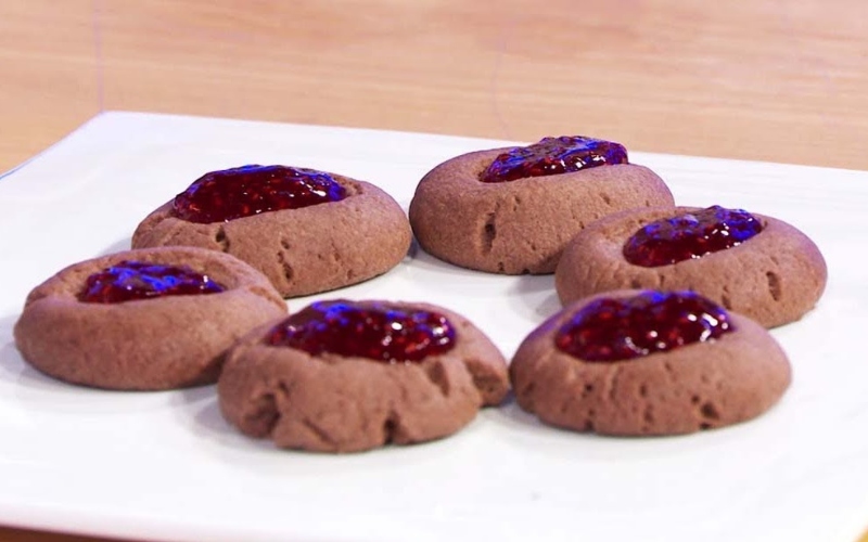 Delicia total: pepas de chocolate con frambuesa para acompañar el café de la tarde
