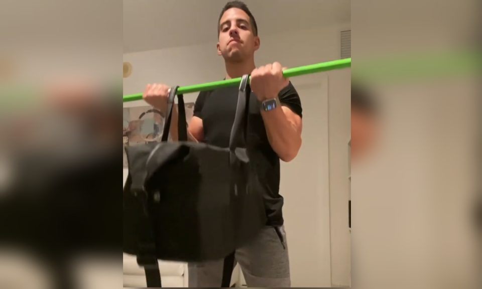 Cómo fabricar pesas caseras para entrenar en cuarentena (y tonificar músculos)