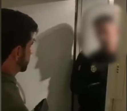 Un joven irá a juicio por desobediencia tras filmar a la Policía cuando entraba a su casa