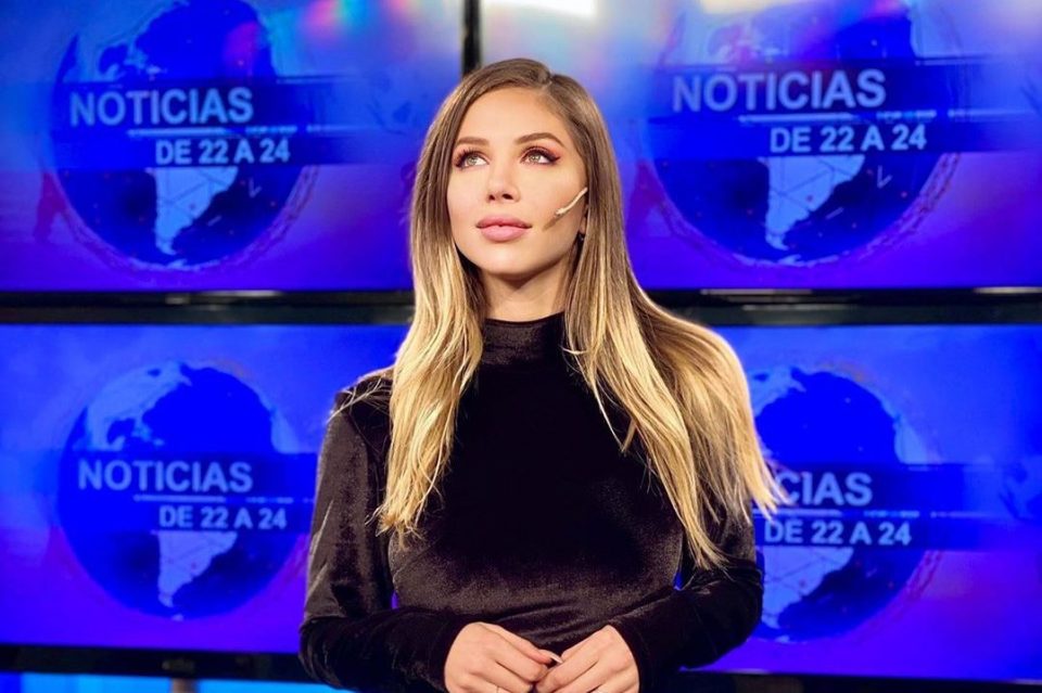 El look “disco” de Romina Malaspina para el noticiero: crop top, calzas y mucho brillo