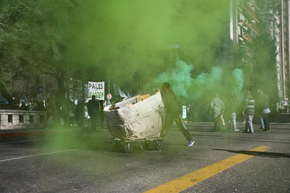 Crece la tensión gremial en Córdoba: masiva marcha, destrozos y fuerte operativo policial