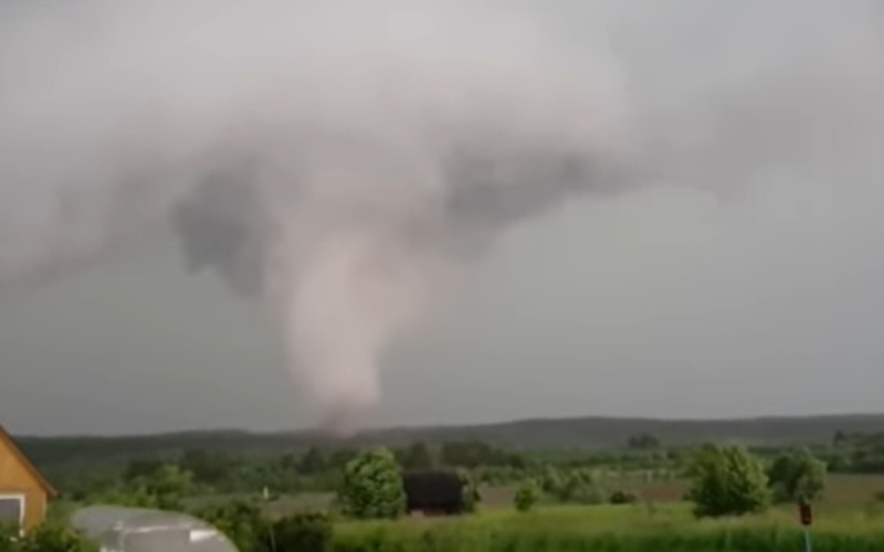 Video: un feroz tornado causó la preocupación de los habitantes de un pueblo en Rusia
