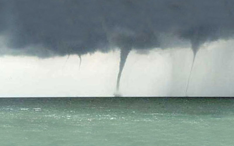 Video | Captaron el momento en el que se forman tres tornados de agua