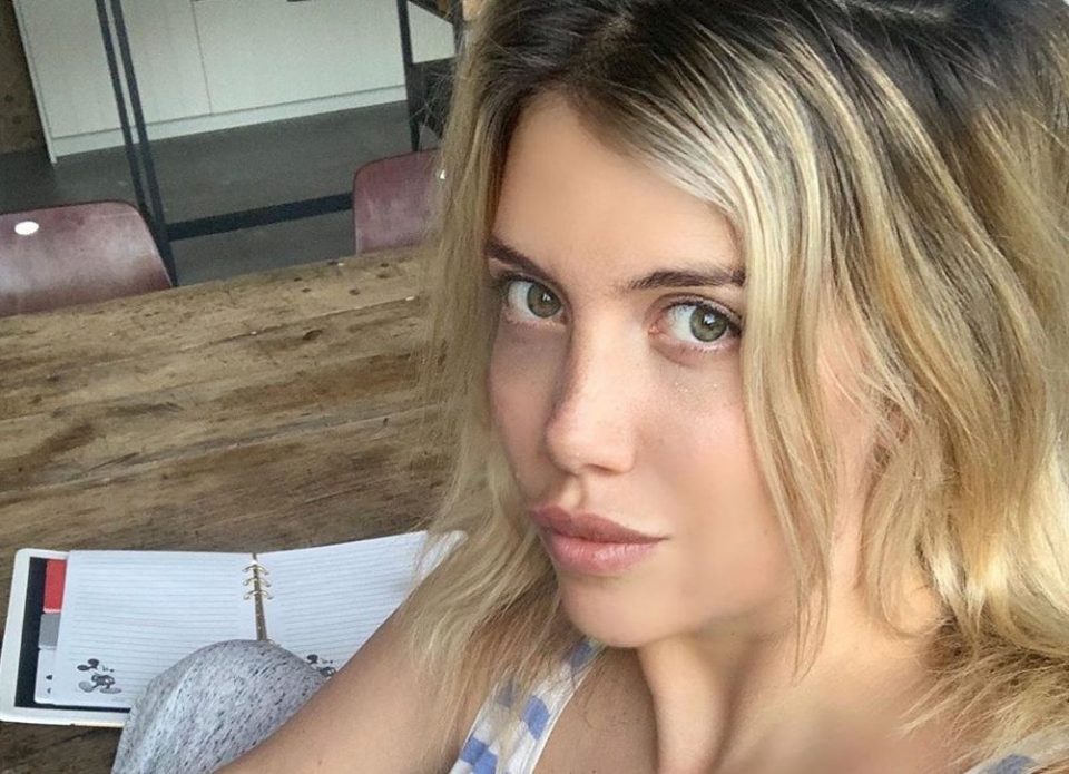 Wanda Nara posó en bikini (azul eléctrico) junto a una amiga en la primavera europea