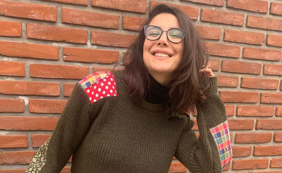 Andrea Rincón recibió el finde con un vestido rojo con aroma a rock