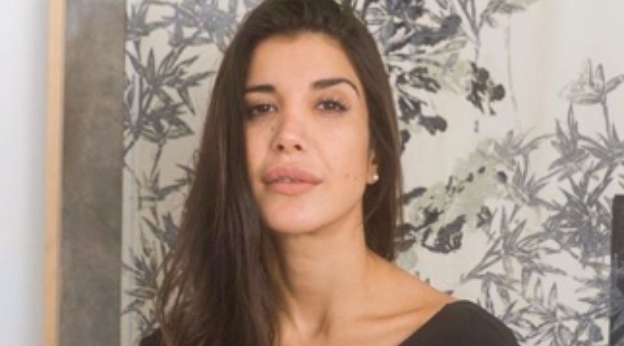 Andrea Rincón jugó con un perfume (con su boca) y terminó a las carcajadas