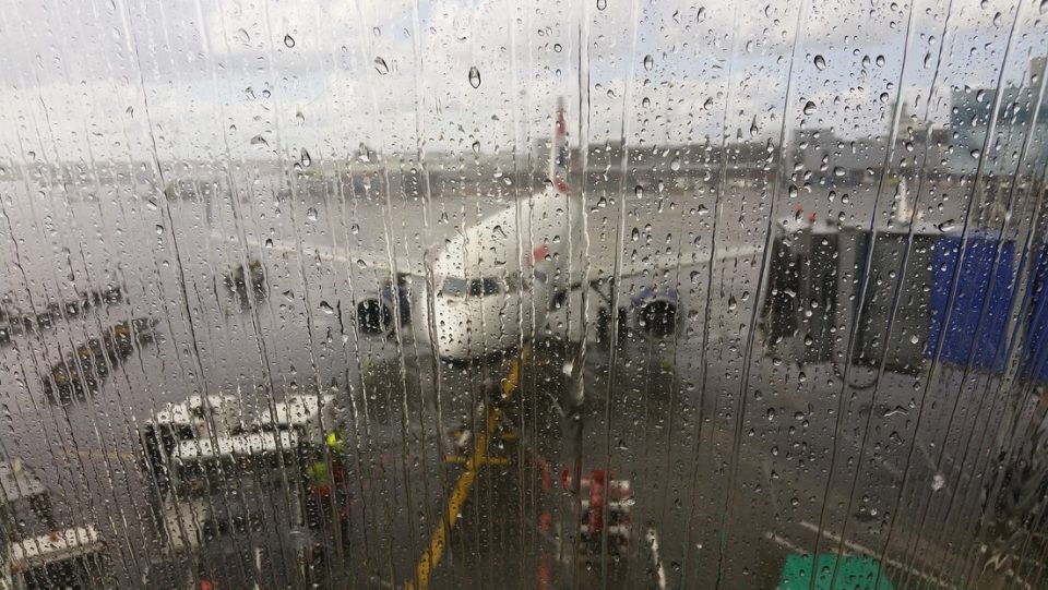 Viajaban en avión, descubrieron una gotera y abrieron un paraguas en la cabina para no mojarse