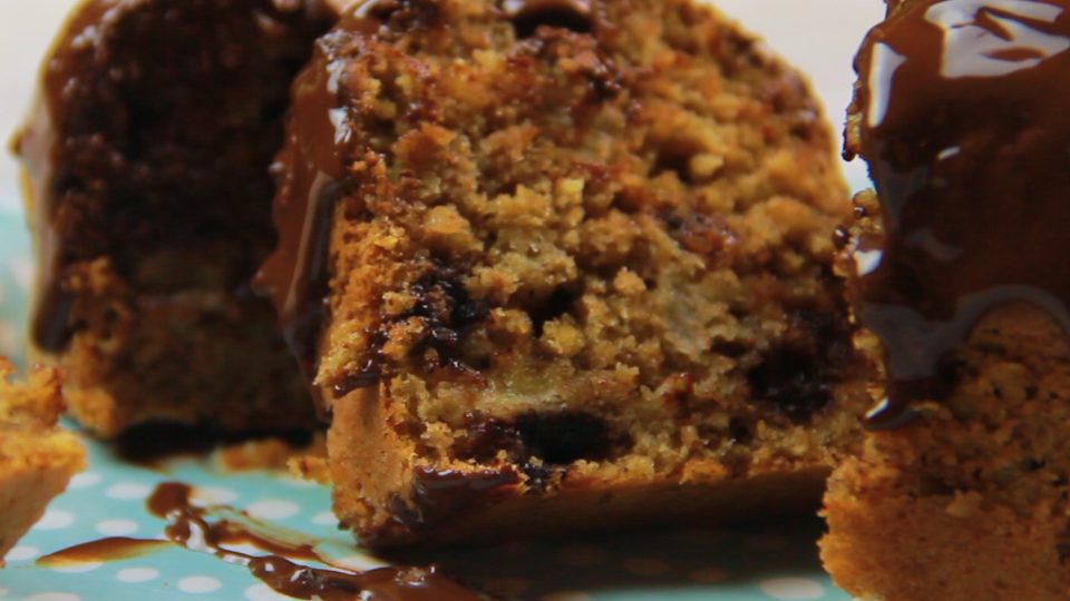 Cómo hacer un exquisito budín de banana, coco y chocolate en menos de 40 minutos (puro sabor)