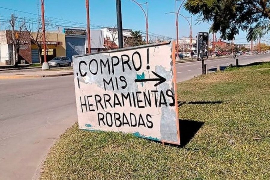 Ladrones se llevaron las herramientas de su taller y ofrece comprarlas de nuevo