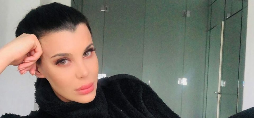La postal nocturna de Charlotte Caniggia en pijama con ruleros