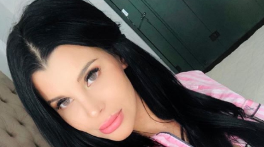 Charlotte Caniggia, con un look total white (y pantuflas) desde la cama