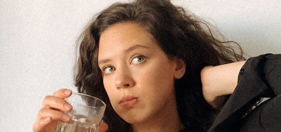 Delfina Chaves y una postal recostada y en topless para iniciar la semana