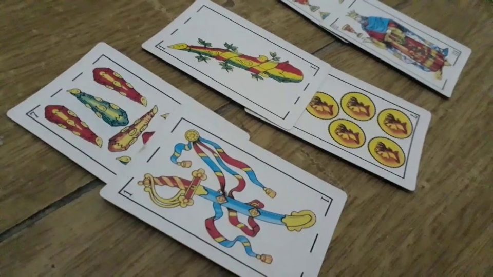 Rompieron la cuarentena para jugar al truco y los detuvieron