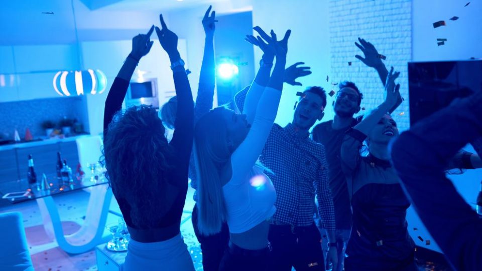 Organizan fiestas con infectados de coronavirus y el primero en contagiarse recibe un premio