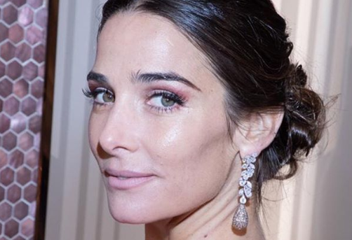 Juana Viale conquistó con un fascinante vestido rojo de terciopelo