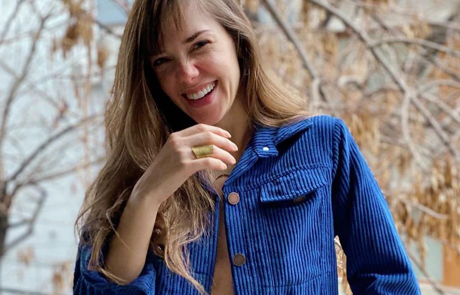 Julieta Nair Calvo se despidió de la semana con un look “entrecasa” color rosa