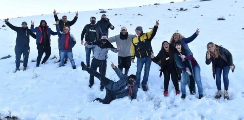 “¿Egresados o legisladores?”: polémica imagen de diputados de Chubut posando en la nieve