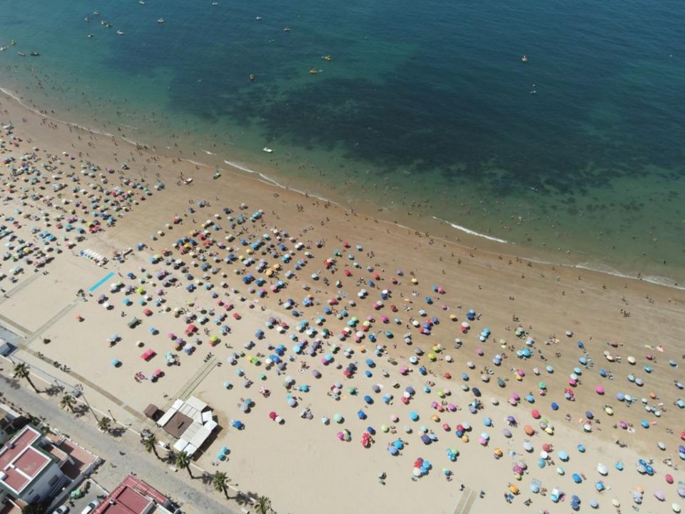 Ejemplo de distanciamiento social: una playa española da la vuelta al mundo por el comportamiento de las personas
