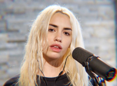 Lali Espósito le puso onda al jueves en top y calza multicolor