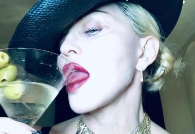 Madonna se sacó la ropa y posó (en su lujoso baño) con un sombrero y su muleta