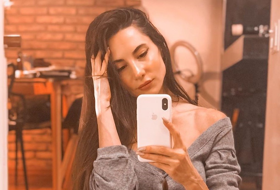 Con un mono blanco, Magui Bravi resumió el día lluvioso con una palabra: “Fiakísima”