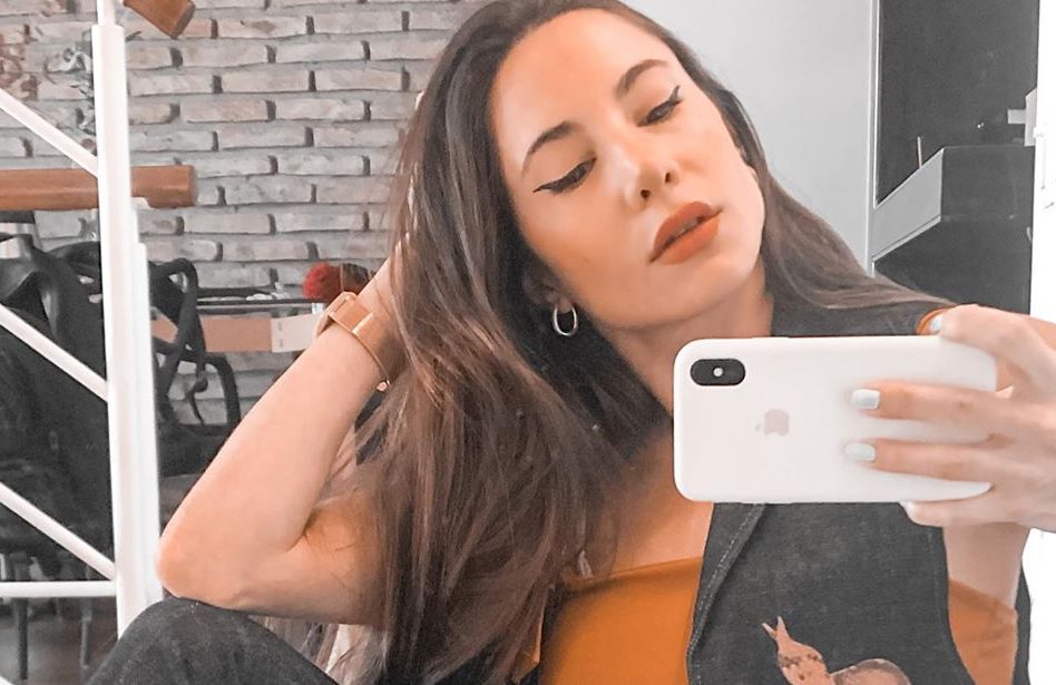 Magui Bravi combatió el frío con un look blanco (y hombro al descubierto): “Hola, ¿qué tal?”