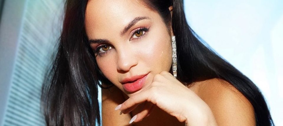 La postal de Natti Natasha desde el piso (en cuero y pollera corta): “Te has alejao’”