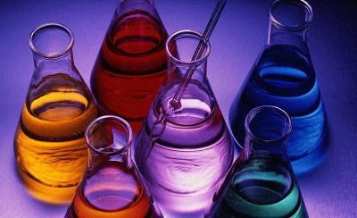 Reto visual: un laboratorio dejó cuatro botellas vacías (¿dónde están?) y nadie las puede identificar