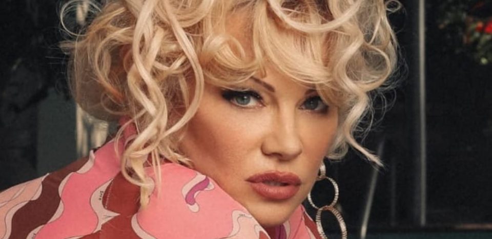 Pamela Anderson y un desnudo retro en blanco y negro